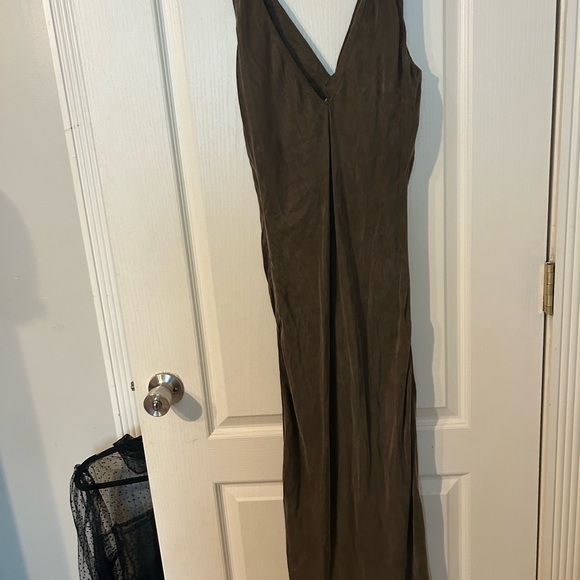 Crescent NWT Chocolate Brown Ruched V Neck Midi Dress. Medium - Picture 5 of 8